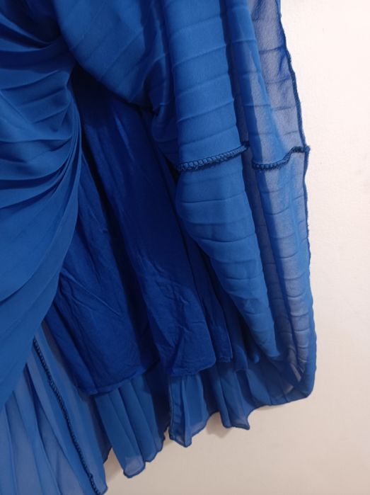 Niebiesko-kobaltowa sukienka na lato zwiewna