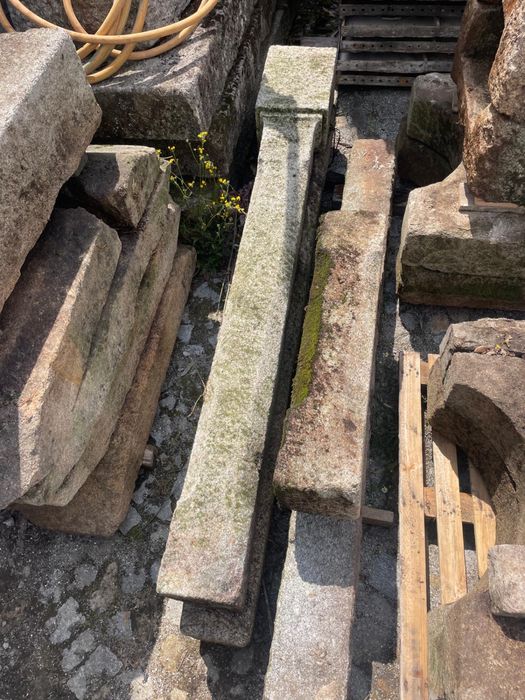 Pias e piramides em granito