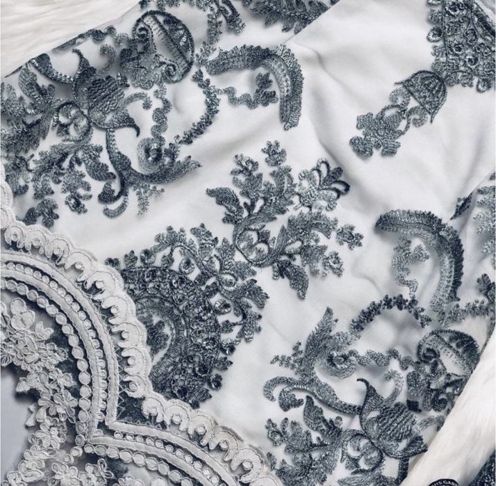 Платье с кружевом