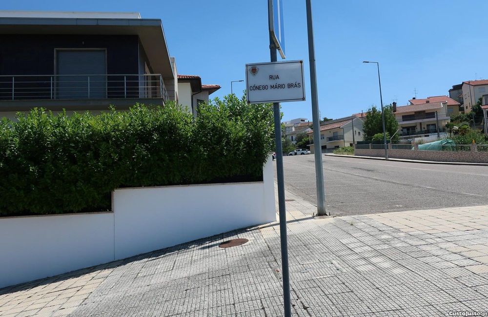 Terreno de 4 frentes para moradia em Bragança