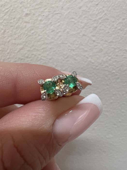 Золотые серьги пусеты с бриллиантами и изумрудами красное золото 585 п