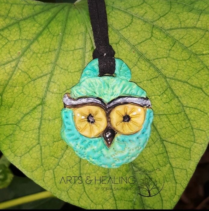 Colar artesanal pintado à mão com mocho feito de massa biscuit