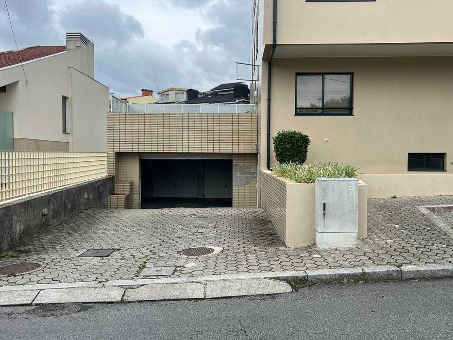 Garagem box fechada – 40,5 m² – junto ao Colégio dos Carvalhos