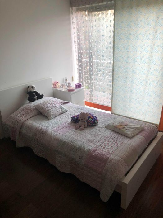 cama solteiro e mesa de cabeceira IKEA modelo MALM branco