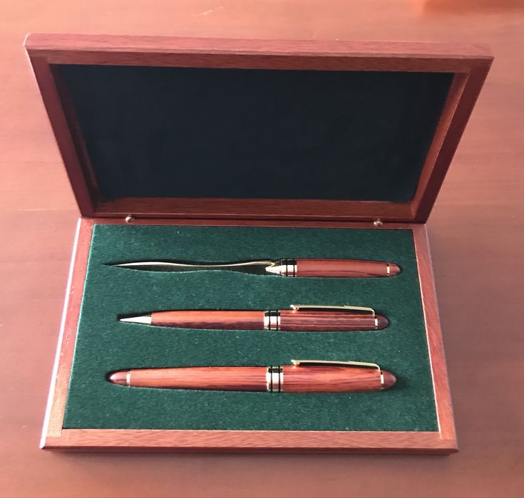 Esojos de madeira  com  caneta, esferografica e um corta papel