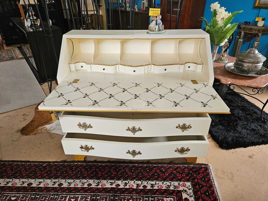 Escrivaninha restaurado de forma personalizada