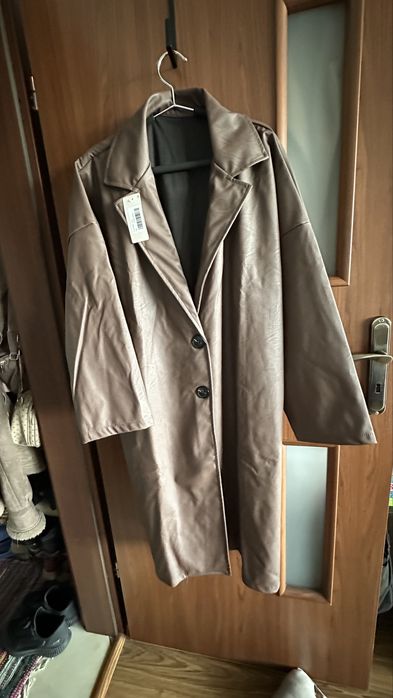 Nowy płaszcz z ekoskórki, modny kolor czekolada.