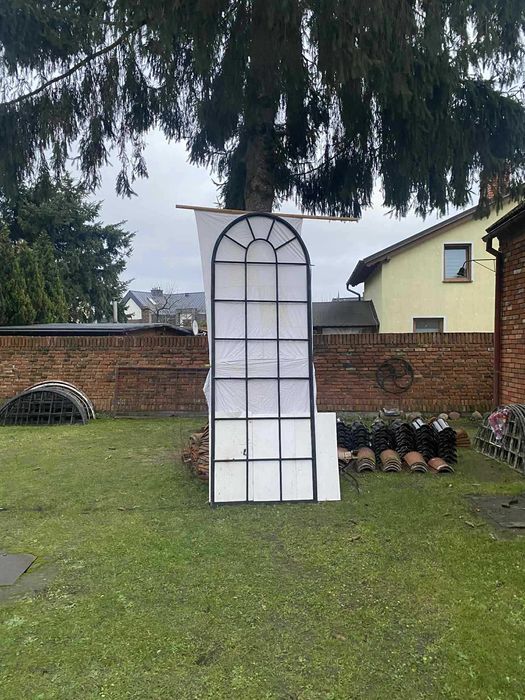 Stare łukowe okna żeliwne metalowe