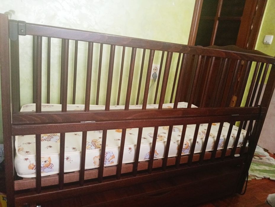 Продам дитяче  ліжечко маятник з матрацом +мобіль до ліжечка в подарунок