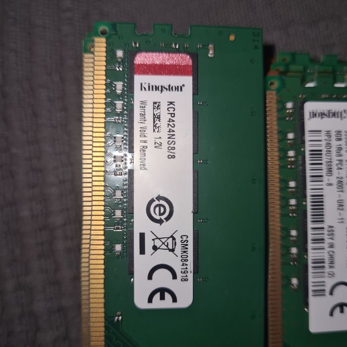 Kości pamięci DDR 4, 2 x 8 GB.