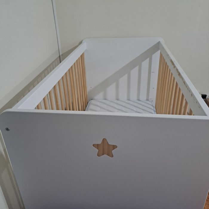 Berço de bebé + colchão e roupa de cama incluídos