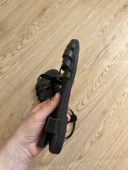 Шкіряні босоніжки на плоскій підошві