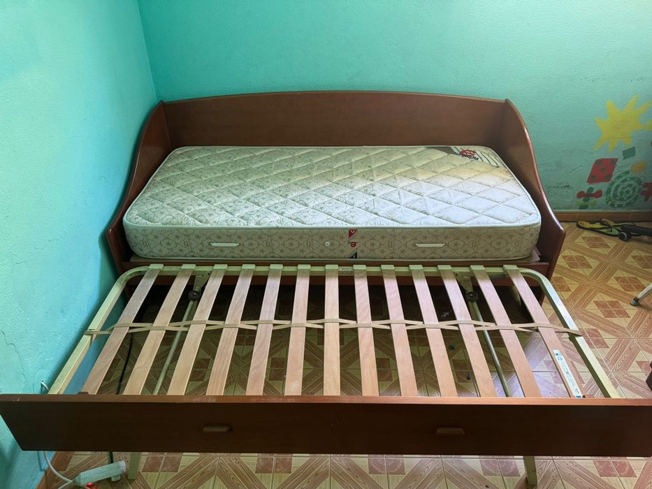 Estudio cama de solteiro e colchão + roupeiro + estante