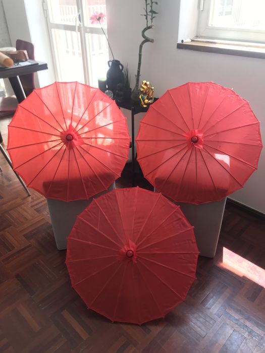 Chapéus sol/chuva vermelhos + leque chineses/japoneses