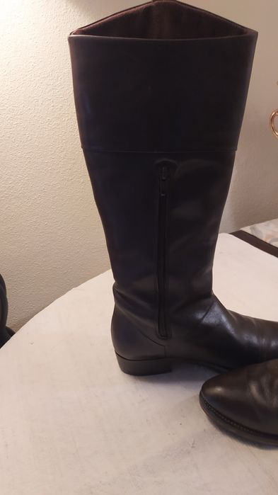 Botas em pele, castanhas em pele usadas mas bem estimadas