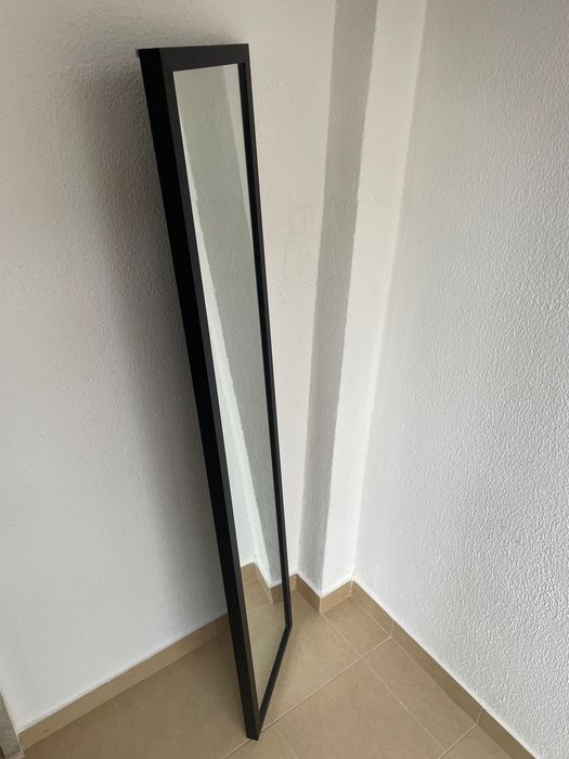 espelho com moldura em preto