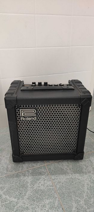Guitarra elétrica Cort c/ amplificador Roland