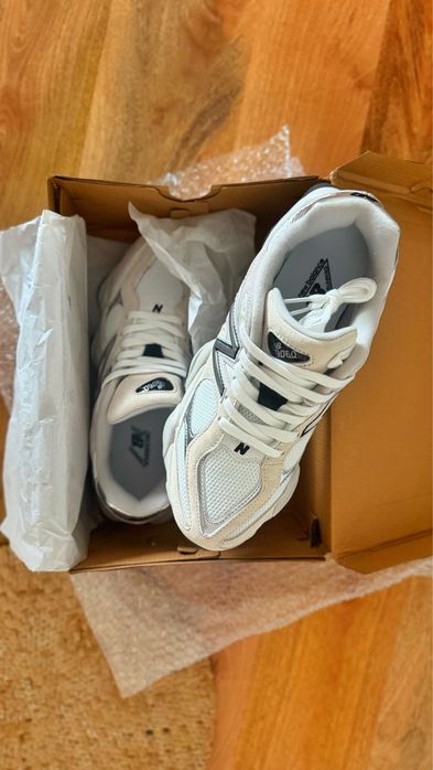 NOVOS New Balance 9060 U9060JRB | EU 42 | 100% Originais | Caixa Incluída