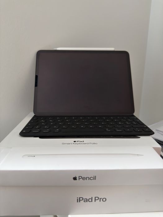 Продам iPad Pro 11” 2020, 256 GB, Wi-Fi, Space Gray, у хорошому стані.