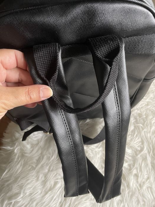 Mochila preta média, nova