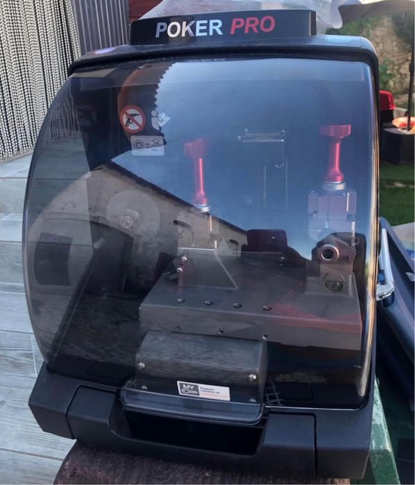 Maquina fazer chaves silca  !como nova!