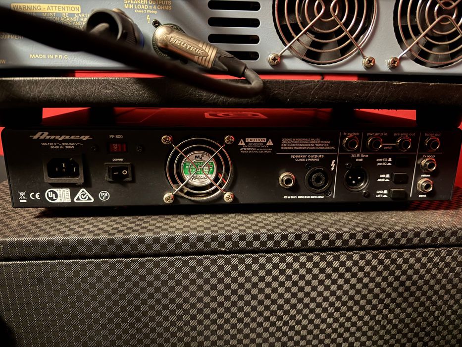 Amplificador e colunas para baixo - Ampeg