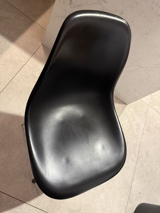 Krzesła plastikowe sprzedam