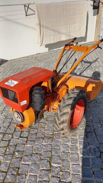 Motocultivador trabalhar perfeitamente