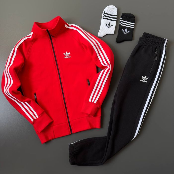 Adidas теплий костюм Адидас Дві пари шкарпеток у подарунок. Хочу такой