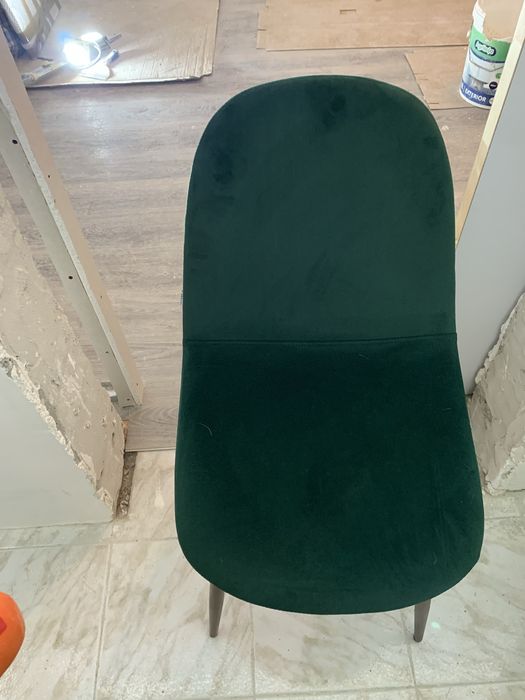 Cadeira em tecido veludo . Marca Sklum