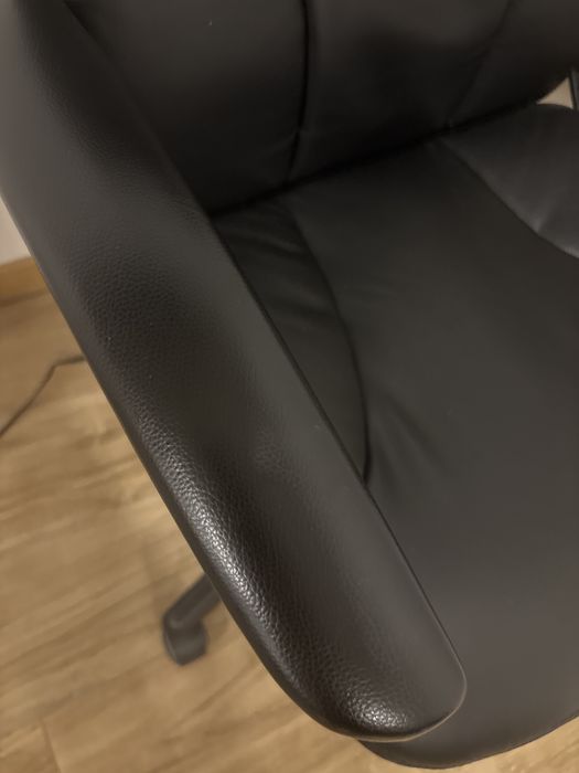 Cadeira de escritorio em pele como nova