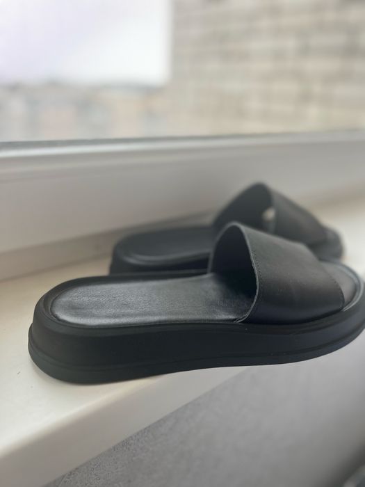 Шльопанці шкіряні