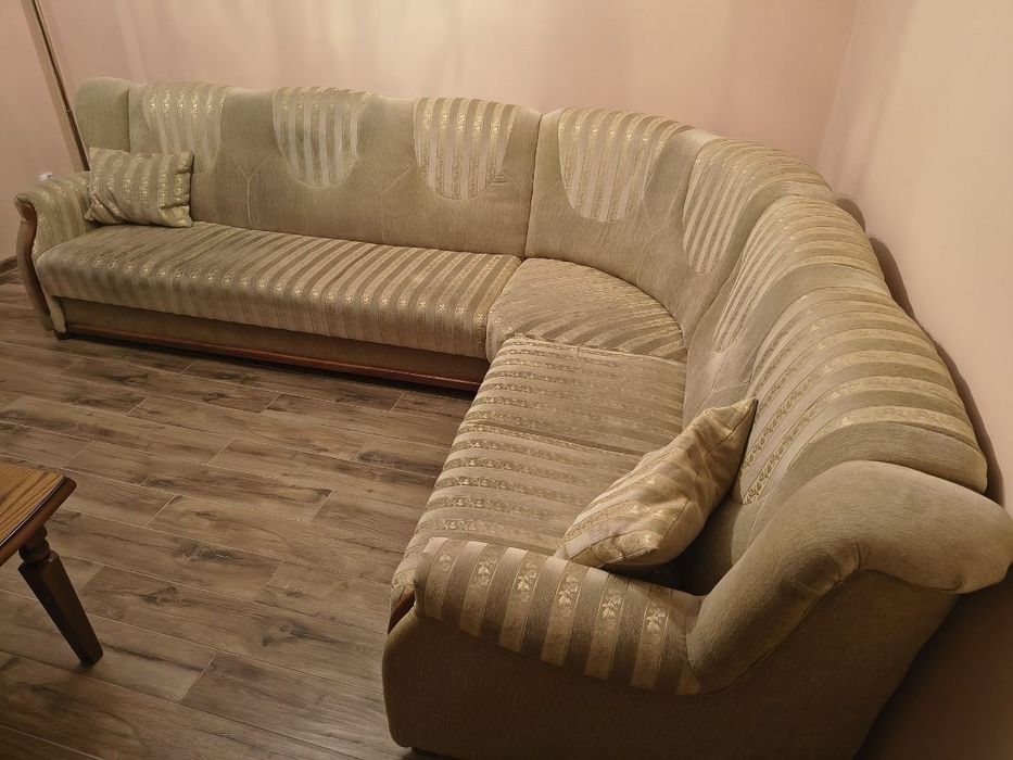 Kanapa narożna z poduszkami