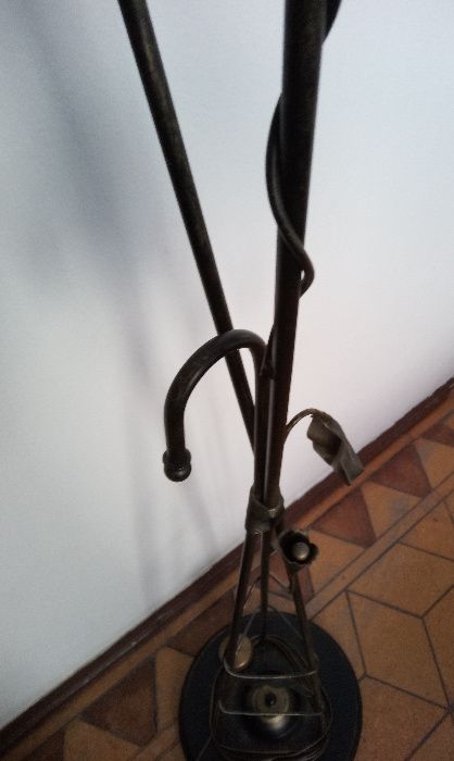 Lampa podłogowa lilie