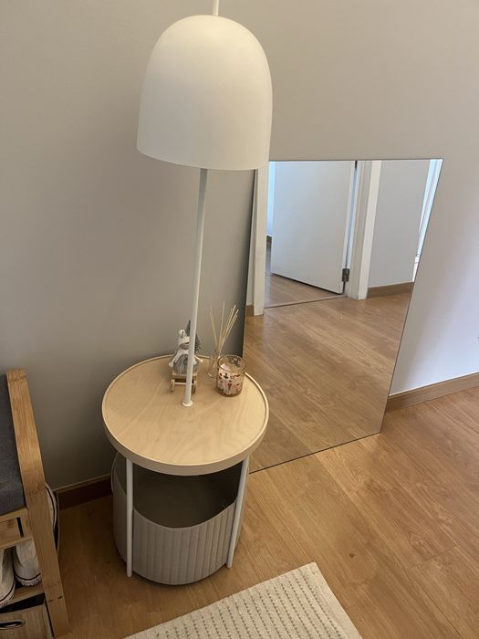 Mesa apoio com candeeiro TRINDSNO