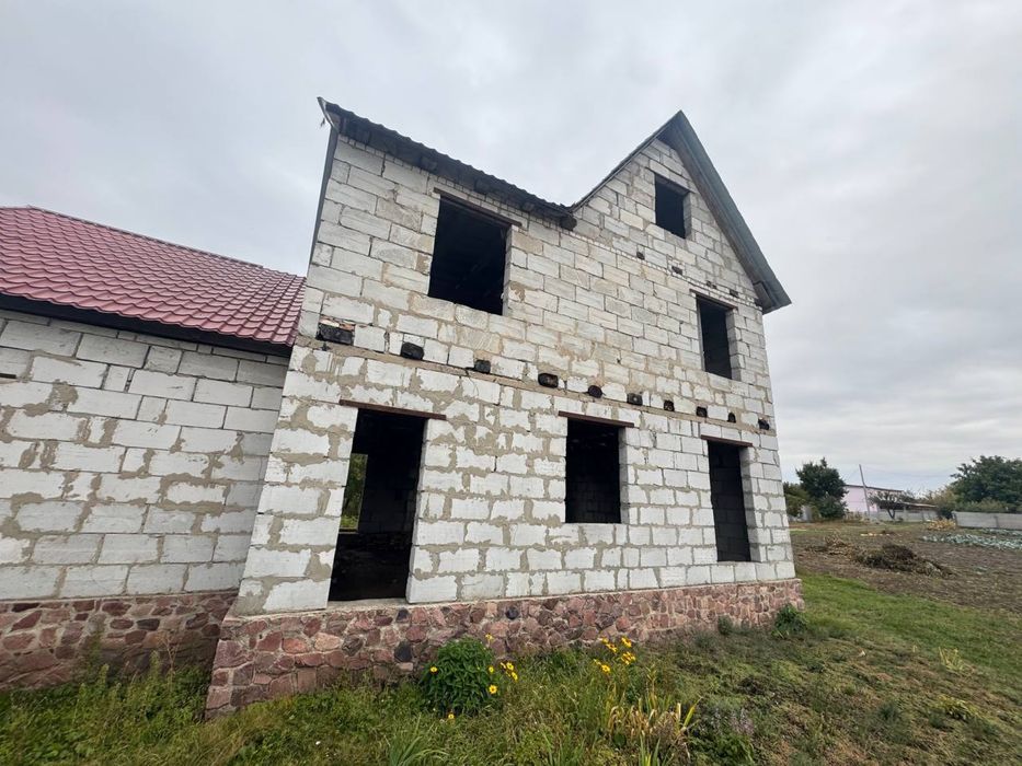 Земельна ділянка 10 соток з незавершеним будівництвом