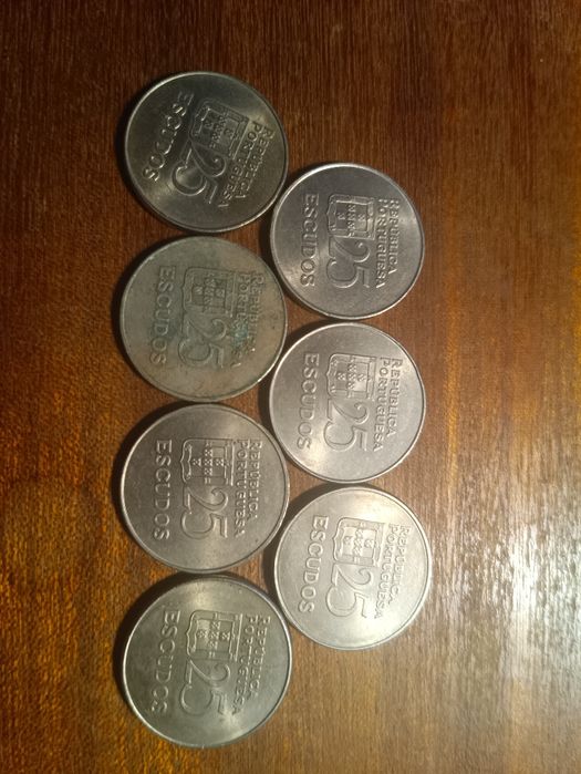 Moedas de  25 escudos de 1977