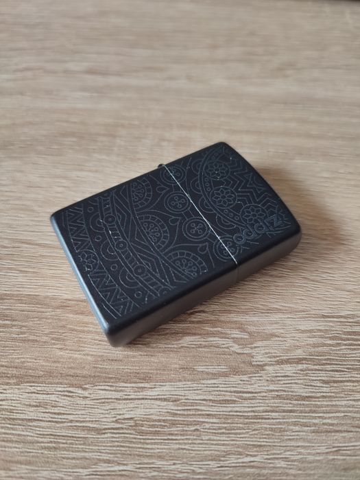 Zapalniczka Zippo 29989 Tone on Tone Black Matte