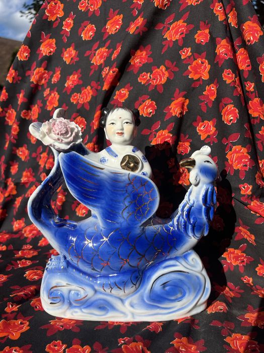 Фарфорова статуетка дівчина з птахом 1990 роки.