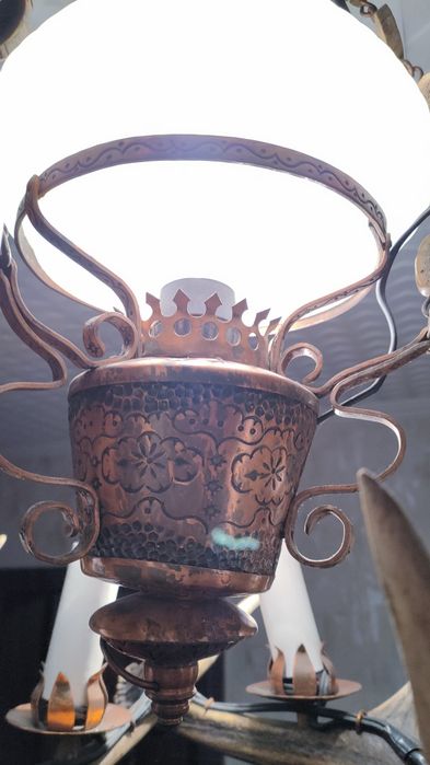 Żyrandol z poroża jelenia. Piękny zabytek