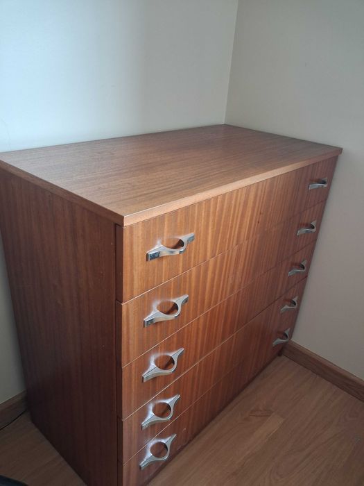 quarto de casal completo em tom mel escuro – qualidade e conforto