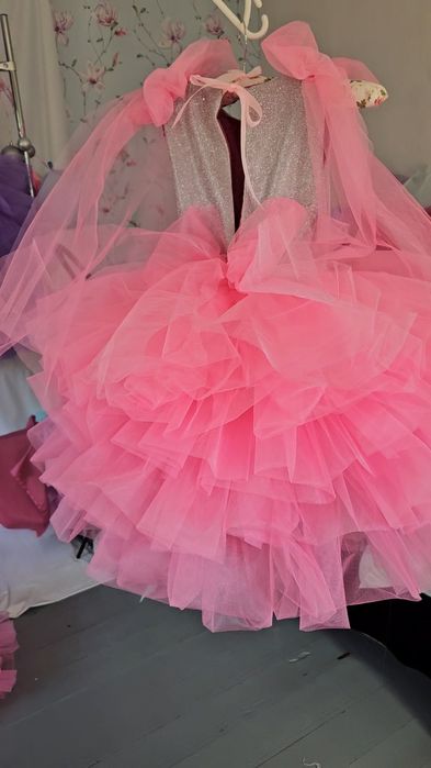 Платье розовое с банками на девочку 5-6 лет пышное нарядное блестящее