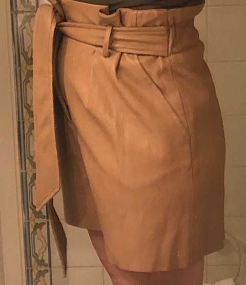 Calção senhora, em pele,  cor bege (tom camurça) marca Zara