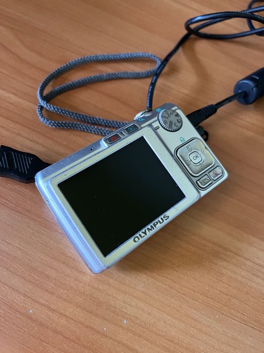 Фотоапарат Olympus FE-240 Silver (на запчастини або під ремонт)