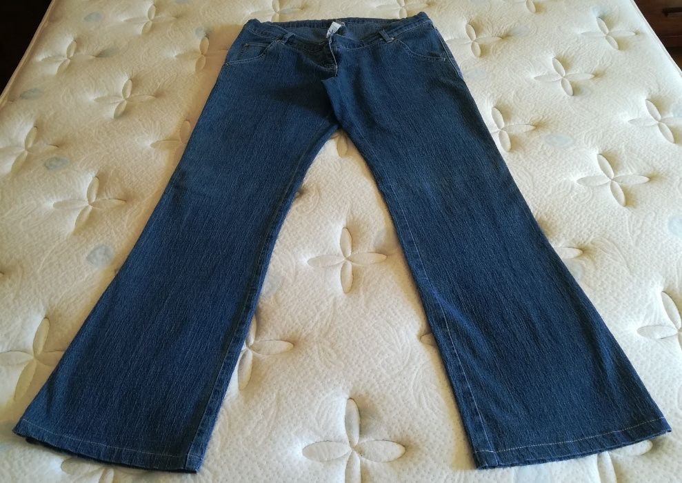 Calças e camisa de grávida