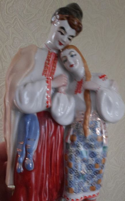 Фарфорова статуетка