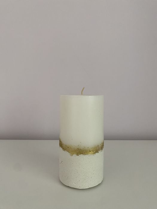 Свічка з воску на бетонній основі