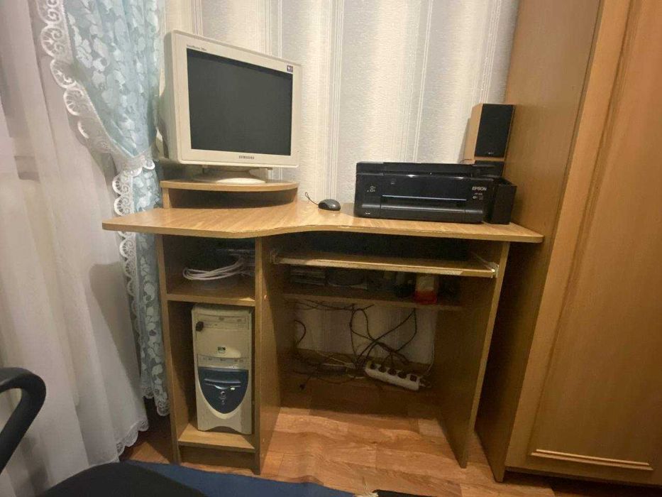Продам комп'ютер,монітор,клавіатуру, мишу і комп'ютерний стіл.