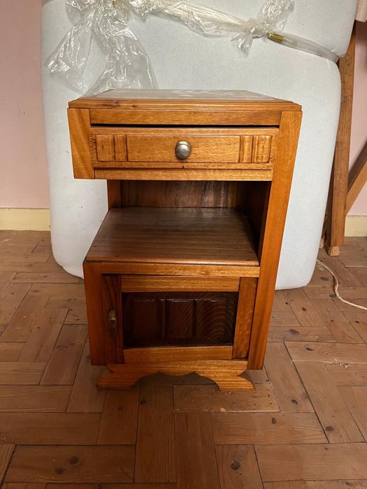 Cama antiga com 1,33x1,83 e mesa cabeceira