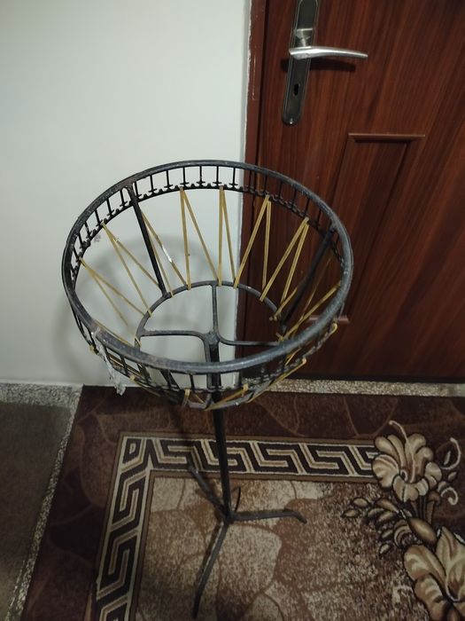 Kwietnik metalowy.